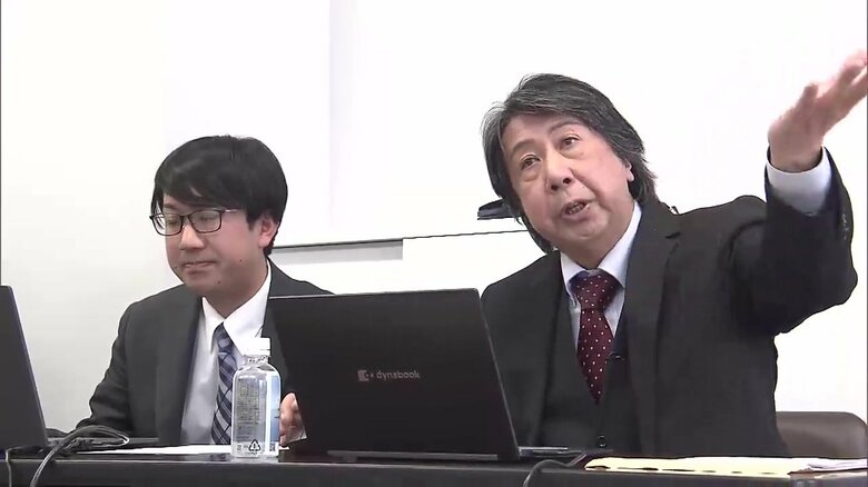 福島町役場でデータを示し説明する古川季宏社長