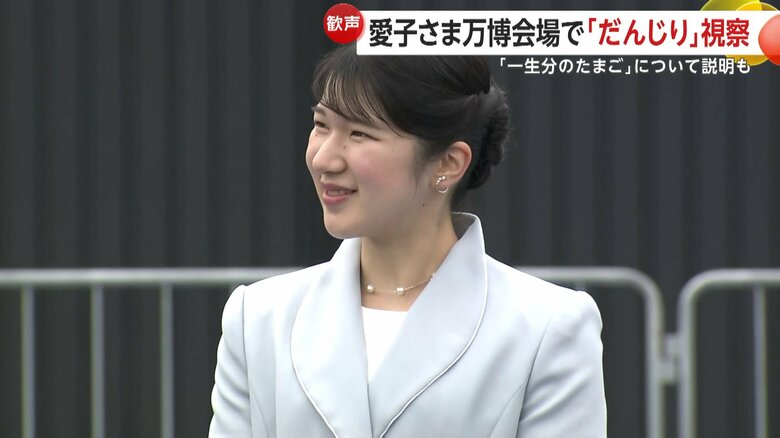 アクセサリーはパールのネックレス・フープのイヤリング