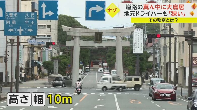 左折車は鳥居と歩道の間をすり抜けていく