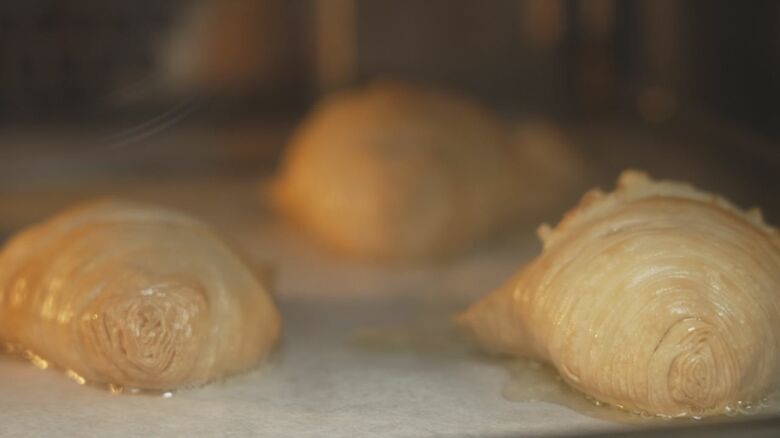 クリームを入れ、焼き上げて完成