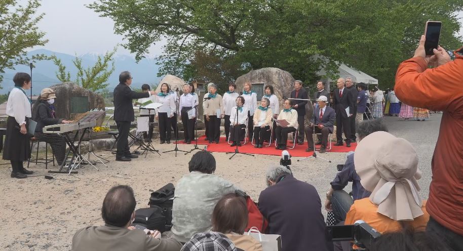  ♪春は名のみの風の寒さや　大正時代の唱歌を歌い継ぐ「早春賦まつり」　関係者の高齢化などで今年で一区切り　歌い手や観光客が声を合わせ別れ惜しむ