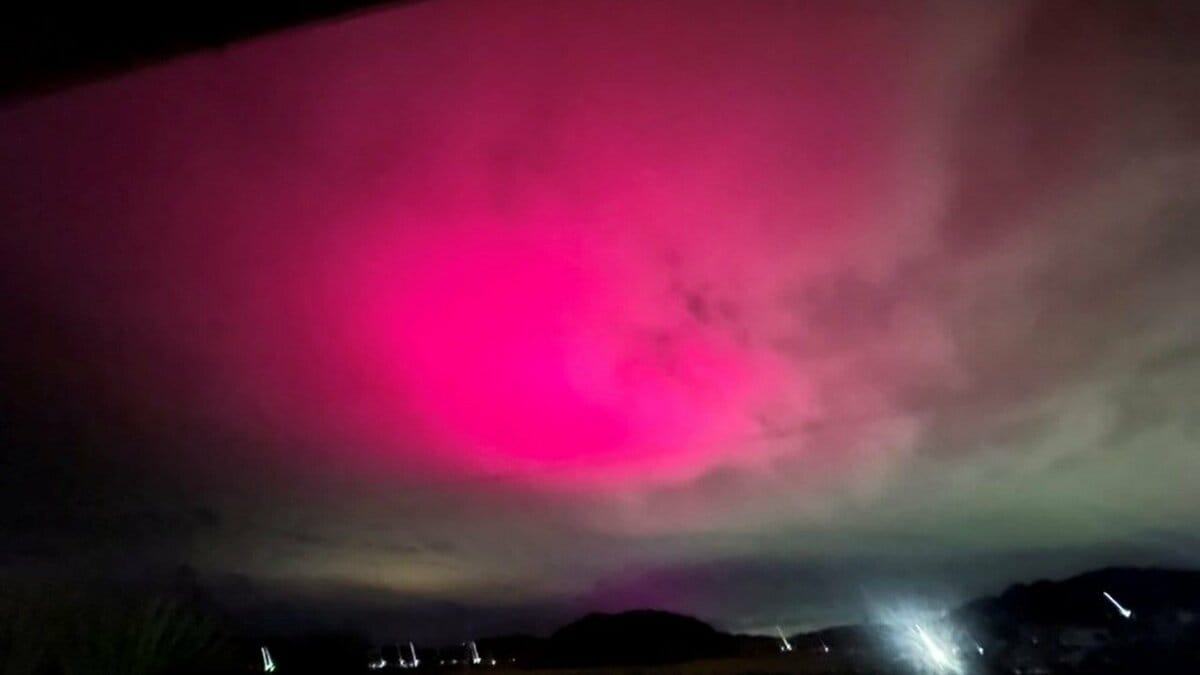 UFO出現の前触れか！？赤いオーロラか！？白河市の夜空が赤く染まる