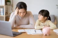＜“金融知識アレルギー層”の実態を調査＞「子どもに金融教育は必要」と考える親の4割が、自分自身はお金について学べていない