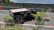 中央道で工事渋滞の最後尾に追突　トラック横転　東京都の37歳男性が意識不明の重体、1人軽傷　周辺で事故多発…2024年は113件発生