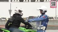 「ふらふら…がに股になると膝が開きやすい状態になる」白バイ隊員がバイク愛好家に熱心な指導―北海道のツーリングシーズンを前に実技指導と安全運転を呼びかける_道内では2025年は18人が死亡