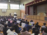 三重県の多くの公立小中学校で3学期の始業式 児童が冬休みの思い出などをクラスメートに発表した小学校も