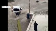 大雨で道路冠水し“川”状態　膝下程度の流れでも足をとられ転倒…流される人々　氾濫した水は勢い強く注意が必要　トルコ