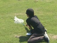 虫網を手に草むら駆け回る…親子でバッタ捕りの体験イベント 捕まえては種類調べる子供も 愛知・岡崎市