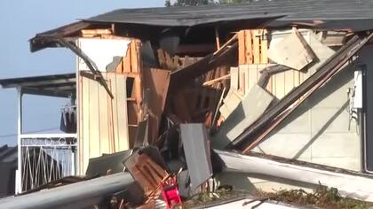 クレーン車が倒れ住宅直撃　屋根突き破り2階部分破壊「いつ崩れるかわからない状態」 岩手県北上市