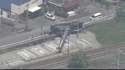 鉄板に男性作業員が下敷きに　クレーン車が横転　大型蓄電池の設置予定地で約17トンの重りつり上げる作業中　福岡・大牟田市