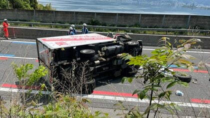中央道で工事渋滞の最後尾に追突　トラック横転　東京都の37歳男性が意識不明の重体、1人軽傷　周辺で事故多発…2024年は113件発生