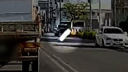 前のトラックから“鉄板”が落下…紙一重で衝突回避・沖縄市　トルコでは解体中の建物から木材が頭上に落下も軽傷