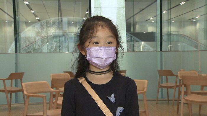 来場者の女の子は、購入したポストカードを手に取材に応じてくれた。