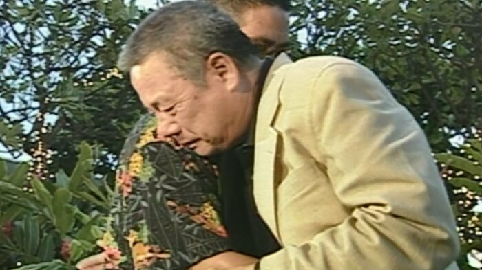 ジェイクさん(左)はご家族を強く抱きしめた