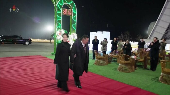 金総書記と腕を組んで入場した「ジュエ」氏(朝鮮中央テレビ・1月1日放送)