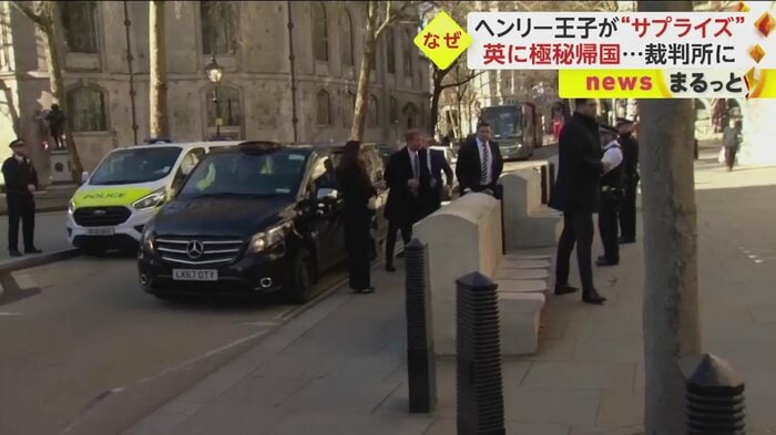 黒いタクシーから出てきたヘンリー王子(英・ロンドン 王立裁判所 27日)