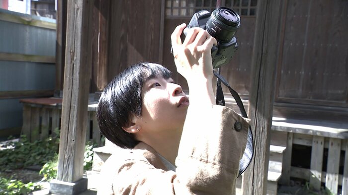 「日常で感じたものを作品にしたい」とファインダーをのぞく高山さん
