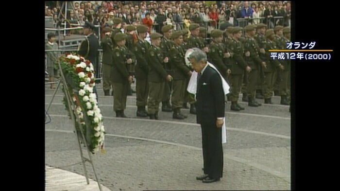 オランダ戦没者記念碑に黙礼を捧げられた（2000年）