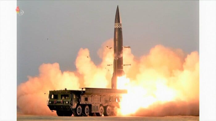 変則軌道で飛行可能な射程延長型KN-23弾道ミサイルの発射(資料)