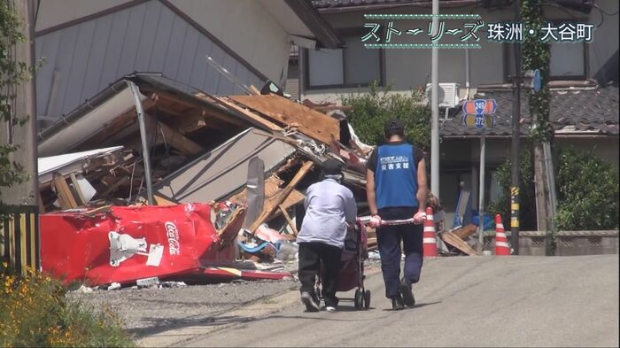 手押し車で自宅へ帰る暢子さん