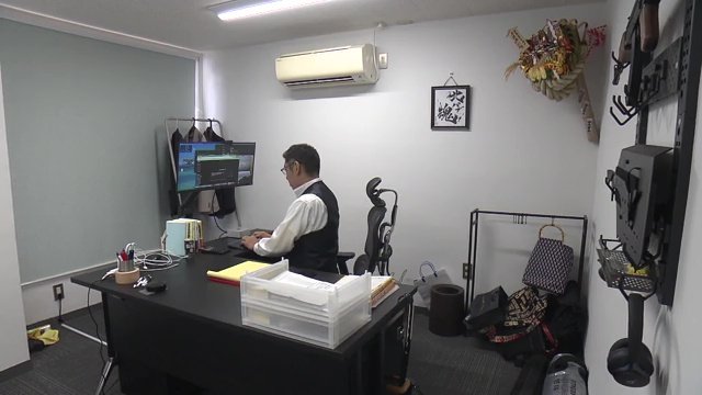 東京・浅草に構えた事務所にて