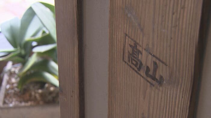 壁の一部には焼き物を運ぶ際に使う「皿板」が