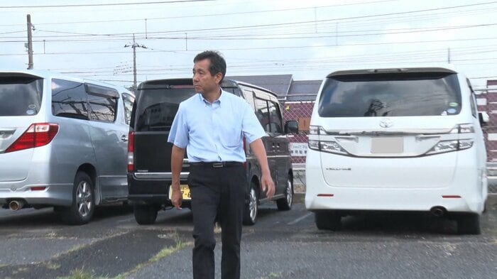 懸命に盗まれた車を探す松本店長
