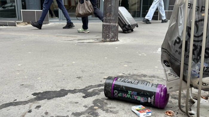 他のパリ市内の住宅街にも転がるガスボンベ