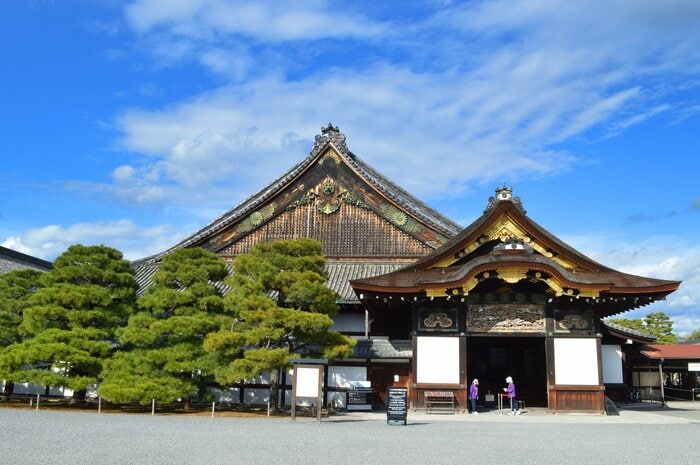 王政復古の大号令が出されると徳川慶喜は二条城から退去した(画像:イメージ)