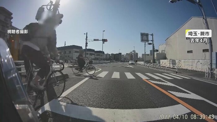 横断歩道を渡ろうとする自転車に赤信号無視の自転車が…