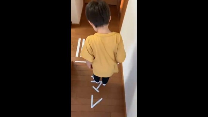 道路標示の前で止まる息子さん
