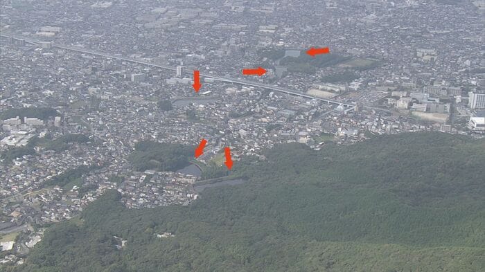赤い矢印は、溜め池(福岡市上空から撮影)