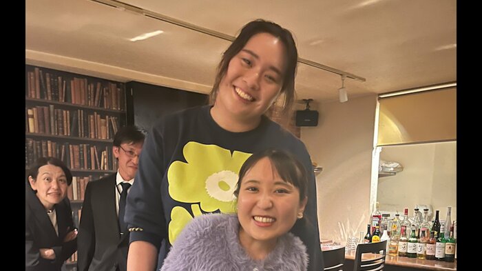 上から)北口榛花と同級生の大川真由さん