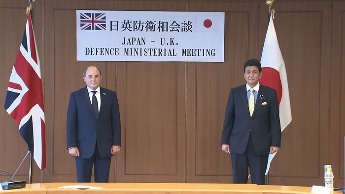 (共同記者発表にのぞむ岸防衛相とウォレス英国防相=左)