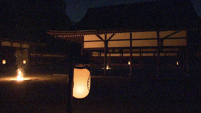 平成30年1月1日 歳旦祭が行われる夜明け前の宮中三殿（提供：宮内庁）