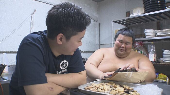 チョコの食パンを切る出羽ノ城とお腹をすかした床空さん
