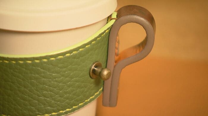 不自由な手でもしっかりカップが持てるように考案