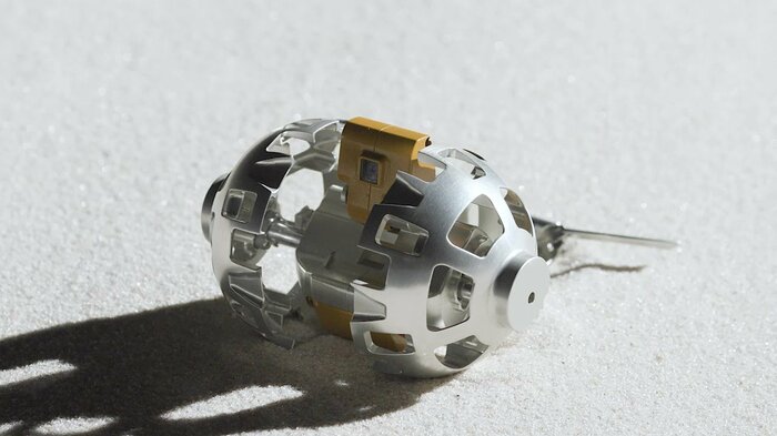 瞬時に球体が左右に拡張(出典:タカラトミー)