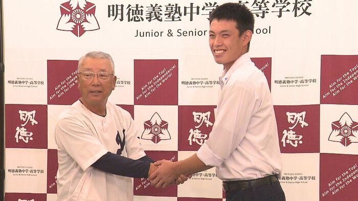 恩師・馬淵監督から祝福を受ける藤森海斗選手