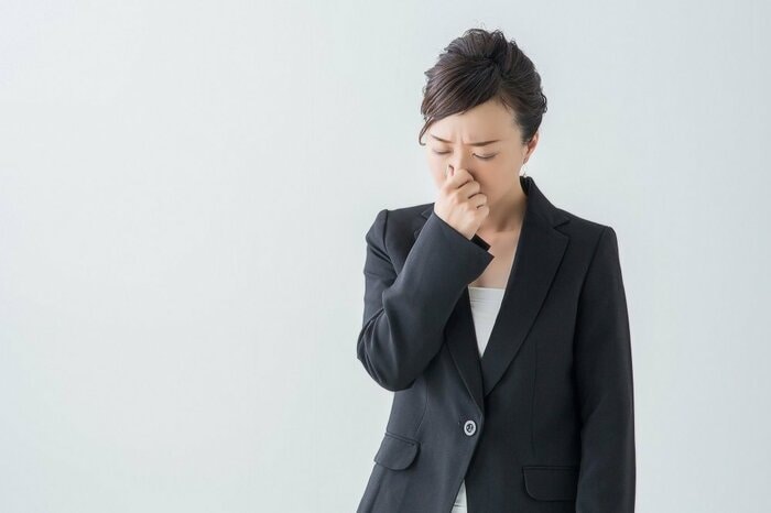 くしゃみを我慢した経験をした人も…(イメージ)