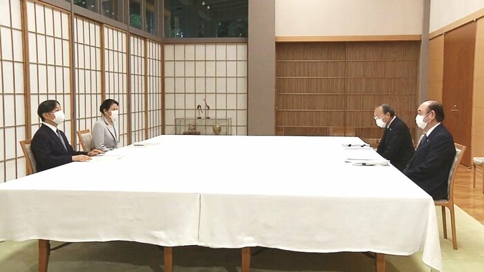 お住まいの赤坂御所でご進講を受けられる天皇皇后両陛下