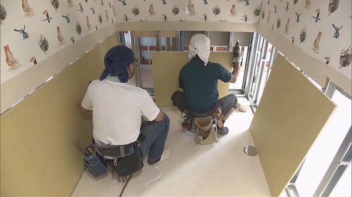 浸水した壁材を張り替える作業