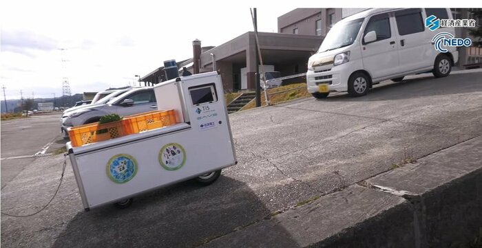 野菜を運搬する自動配送ロボット(画像提供:経済産業省)