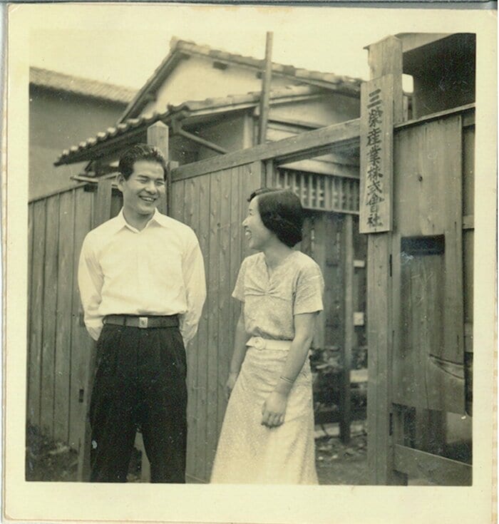 創業当時(1953年)の「三栄製薬」渋谷工場。左が創業者で初代会長・藤森利美氏、右が創業者の妻で初代専務・藤森幸子氏。