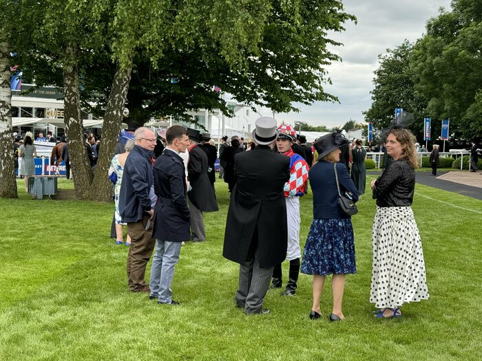 パドック内で騎手と話す馬のオーナーたち