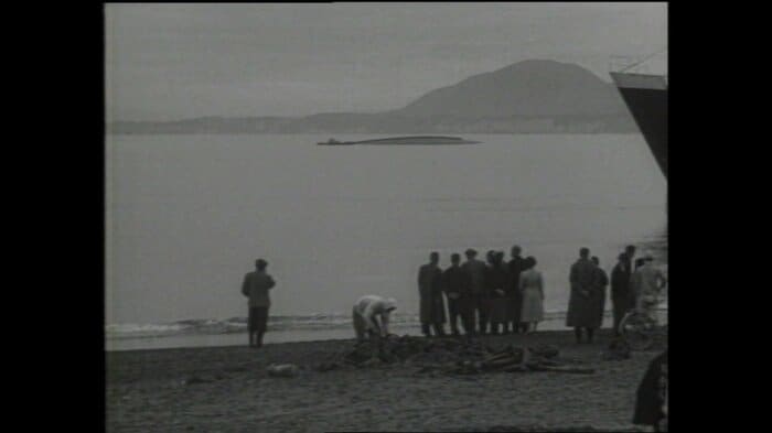 沈没し船底が見えている「洞爺丸」(1954年)
