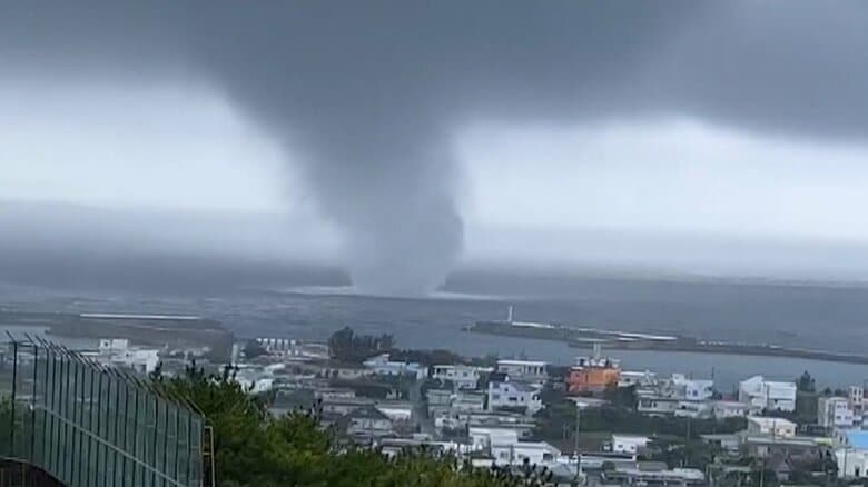 「やばい、こっち向かって来てる？」沖縄・伊江島で竜巻か　急に薄暗くなり突風が…動画撮影の中学校教頭が当時の状況語る｜FNNプライムオンライン