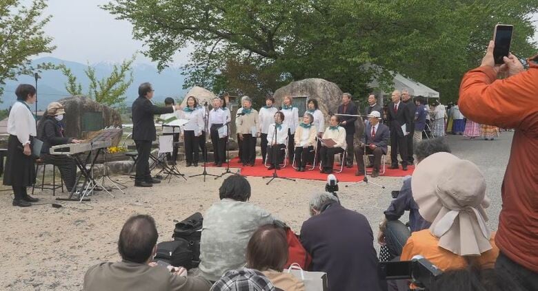 ♪春は名のみの風の寒さや　大正時代の唱歌を歌い継ぐ「早春賦まつり」　関係者の高齢化などで今年で一区切り　歌い手や観光客が声を合わせ別れ惜しむ｜FNNプライムオンライン