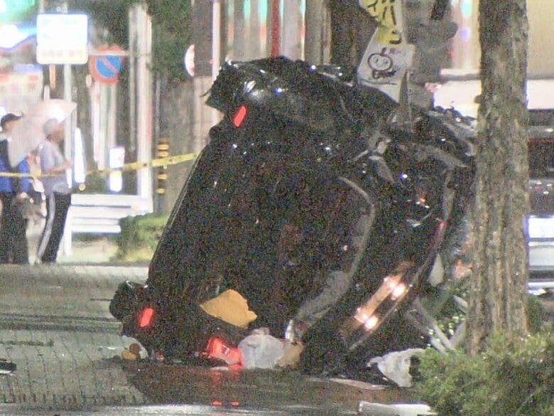 コントロールできなくなったか…車に追突した乗用車がガードパイプに突っ込み横転 運転していた19歳男性死亡｜FNNプライムオンライン