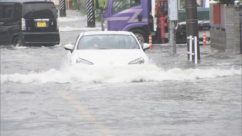 車が水しぶきあげて進む…17日の東海地方は各地で激しい雨 岐阜と三重の一部に「避難指示」東海道新幹線に遅れも｜FNNプライムオンライン